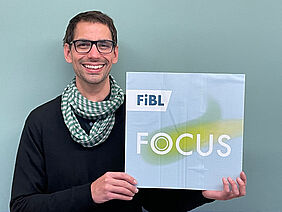 Lukas Baumgart mit dem FiBL Focus Logo
