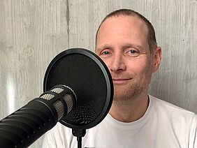 Markus Steffens hinter dem Podcast-Mikrofon