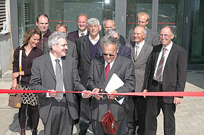 Cantonal Councillor Roland Brogli and FiBL President Otto Stich opening the new laboratory premises
