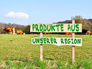 Hinweisschild aus Holz mit der Aufschrift: Produkte aus unserer Region.