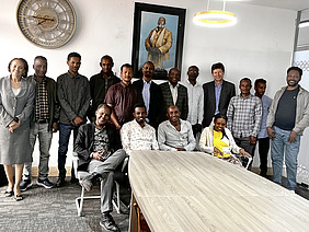 Eine Gruppe von Menschen in einem Raum.