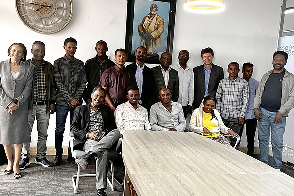 Eine Gruppe von Menschen in einem Raum.