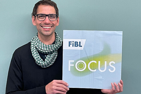 Lukas Baumgart mit dem FiBL Focus Logo