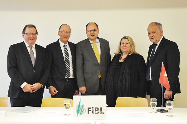 De gauche à droit : Fernand Etgen, Ministre de l’agriculture, de la viticulture et de la protection des consommateurs (Luxembourg), Urs Niggli, Directeur de l’Institut de Recherche de l’Agriculture Biologique FiBL, Christian Schmidt, Ministre de l’alimentation et de l’agriculture (Allemagne), Christa Bauer du ministère de l’agriculture, de la sylviculture, de l’environnement et de la gestion de l’eau (Autriche) et Conseiller fédéral Johann N. Schneider-Ammann (Suisse)