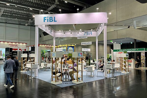 FiBL Stand auf der einer Messe.