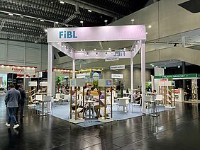 FiBL Stand auf der einer Messe.