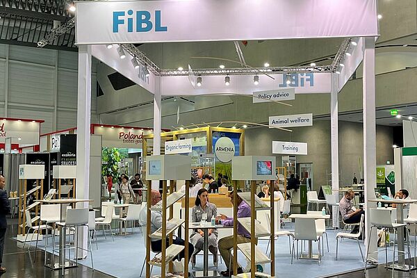 Messestand mit FiBL Logo