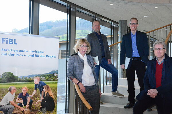 Beate Huber, Lucius Tamm, Marc Schärer und Knut Schmidtke auf der Treppe des Alvarium.