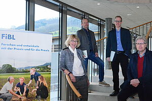 Beate Huber, Lucius Tamm, Marc Schärer und Knut Schmidtke auf der Treppe des Alvarium.