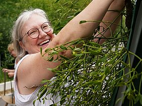 Eine Frau mit einem Mistelzweig