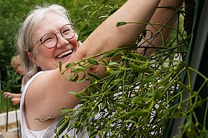 Eine Frau mit einem Mistelzweig