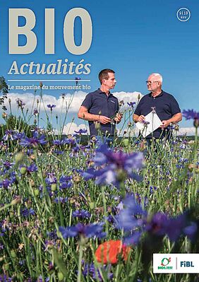 Page couverture de Bioactualités deux femmes accroupies dans un champ regardant une plante ensemble.