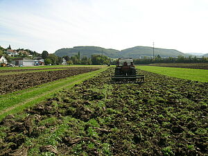 Chisel plough with rear roler