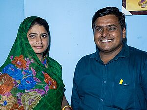 Lokendra Singh Mandloi mit seiner Frau