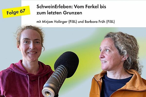 Zwei Frauen am Podcast-Mikrofon.