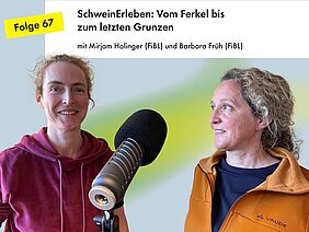 Zwei Frauen am Podcast-Mikrofon.