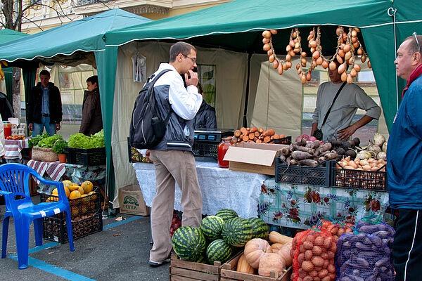 Stand mit Obst und Gemüse