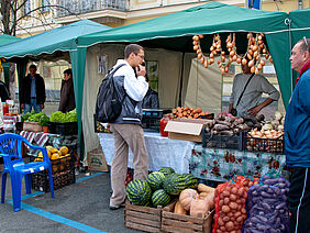 Stand mit Obst und Gemüse