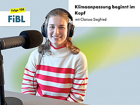 Eine Frau mit Kopfhörern an einem Podcast-Mikrofon.