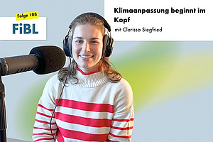 Eine Frau mit Kopfhörern an einem Podcast-Mikrofon.