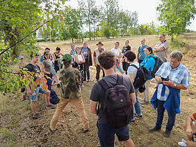 Exkursionsteilnehmende im Agroforst