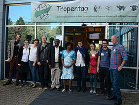 Gruppenbild mit Tropentag-Banner