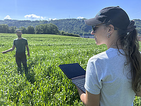 Zwei Menschen auf einem Feld.