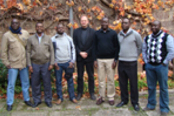 © Uni Kassel Prof. Hensel mit afrikanischen Post docs