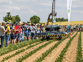 Teilnehmende an einer landwirtschaftlichen Maschinenvorführung.