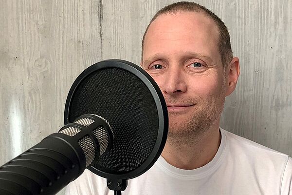 Markus Steffens hinter dem Podcast-Mikrofon