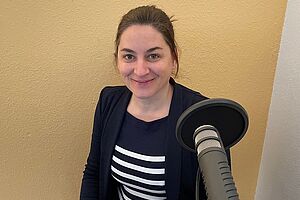 Hanna Stolz hinter dem Podcast-Mikrofon