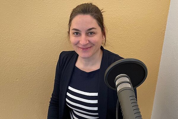 Hanna Stolz hinter dem Podcast-Mikrofon