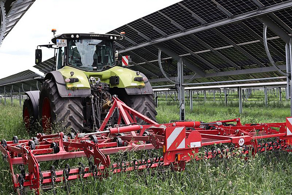 Bild Traktor und Agri PV