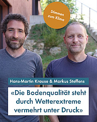 Zwei Männer um die Vierzig lächeln selbstbewusst in die Kamera. Sie tragen blaue T-Shirts und haben kurze, braune bzw. graue Haare. Im Hintergrund ist ein modernes Gebäude und eine Beton-Treppe. Text: "Stimmen zum Klima: Hans-Martin Krause und Markus Steffens"
