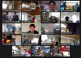 Ein Ausschnitt aus dem Zoom-Meeting, verschiedene Teilnehmer*innen blicken in die Kamera oder sind mit der Tofuherstellung beschäftigt