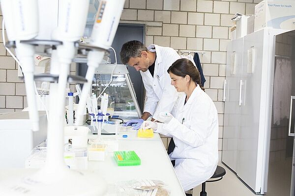 Researchers in the FiBL laboratory
