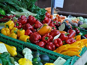 Ausschnitt eines Marktstandes mit einer Auswahl an frischem Gemüse