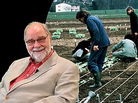 Photo de Hardy Vogtmann en interview, avec en arrière-plan une photo de personnes dans un champ.