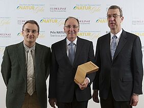 Foto: Jury-Präsident Claus-Heinrich Daub, Fachhochschule Nordwestschweiz; Gewinner Hauptpreis Urs Niggli; Swisscanto CEO Gérard Fischer. (c) NATUR