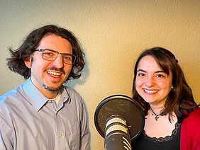 Zwei Personen am Podcast-Mikrofon
