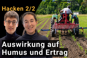 Im Vordergrund die beiden beteiligten Forscherinnen, im Hintergrund eine Hackmaschine.