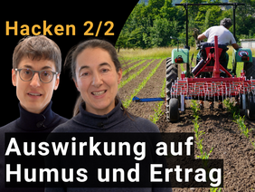 Im Vordergrund die beiden beteiligten Forscherinnen, im Hintergrund eine Hackmaschine.