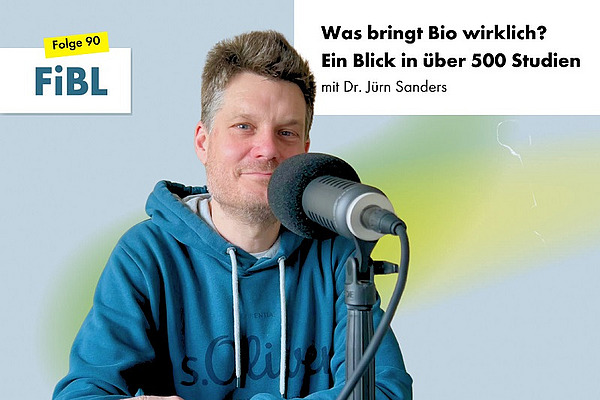 Ein Mann an einem Podcastmikrofon.