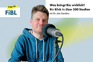 Ein Mann an einem Podcastmikrofon.
