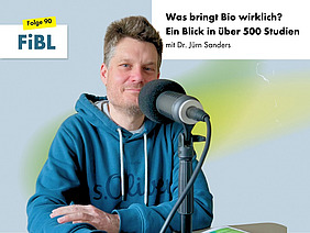 Ein Mann an einem Podcastmikrofon.