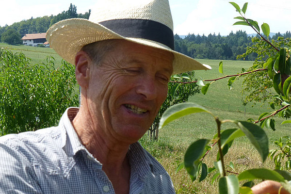 Homme avec un chapeau de paille.