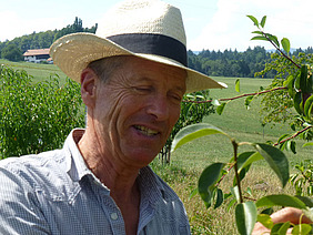 Homme avec un chapeau de paille.