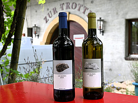 Zwei Flaschen mit FiBL Wein.