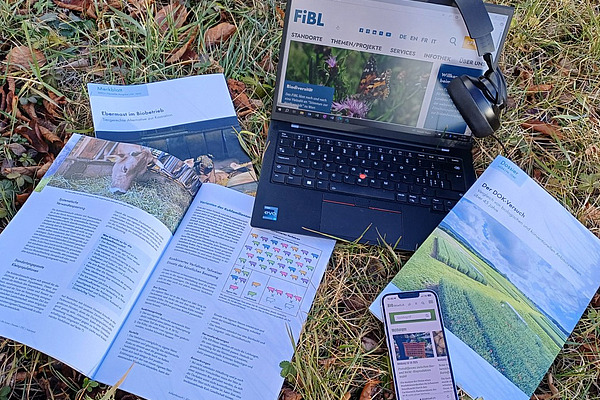Différentes offres d'information du FiBL sont disposées dans l'herbe.