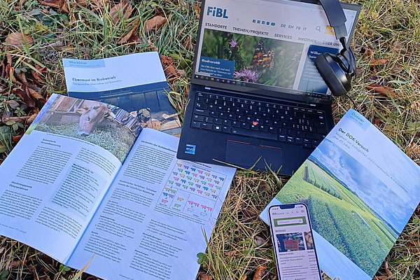 Im Gras liegen verschiedene FiBL Infoangebote.